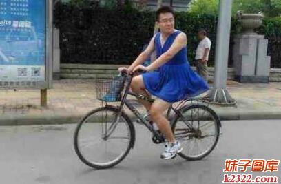 哈哈，大男人穿裙子骑自行车真是勇气可佳呀(WWW.m2322.com)