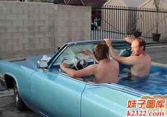 炎热的夏天，兄弟伙们可以边泡澡边飙车降热(WWW.m2322.com)