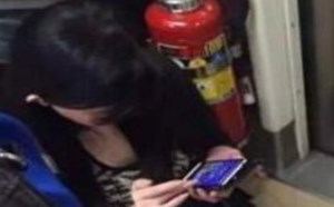 美女传授等电梯妙招：好累啊，坐下来等吧