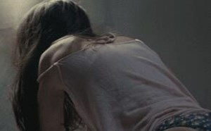 美女深夜床上玩嗨胸推动态图