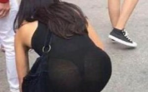 美女蹲下捡东西，我看到了不该看的东西