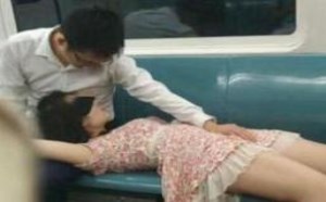 又一个美女遭男人骗上床了