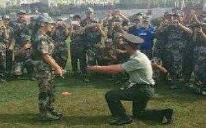 又一位美女学妹被军训教官强行抢走啦！