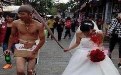 结婚玩新郎的游戏:新郎被整的好可怜 结婚玩新郎的游戏:新郎被整的好可怜