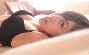 美女邪恶动态图800期：睡在床上玩自拍
