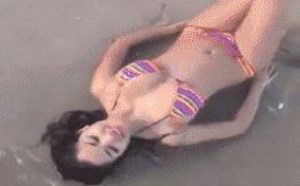 翘屁杜蕾斯女孩被水冲走了