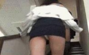 一群美女穿超短裙上楼走光gif动态图