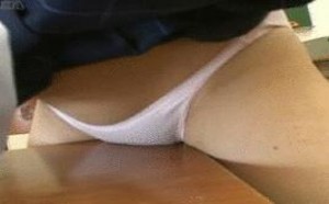 邪恶动态图片第33期：教室头的桌角女人
