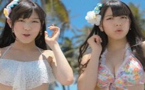 童伊沫和闺蜜比基尼美女可爱的小妹妹