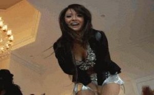 美女抬腿被偷拍尴尬表情