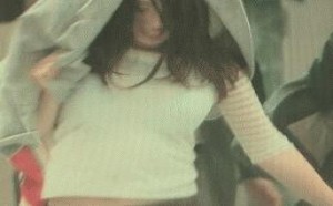 邪恶动态图第二期：美女被雨淋全身湿透 