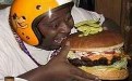 黑人小哥吃汉堡也太夸张啦