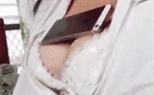 美女你这样抖胸，看得我屁股有点发痒啊