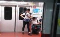 地铁惊现男人穿裙子，原来是我看错啦！