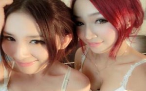 美女双胞胎姐妹穿性感制服的诱惑图片