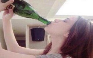 美女喝酒的姿势都是如此迷人