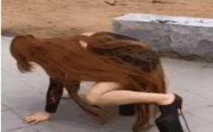 性感美女摔倒你敢扶吗？小心告你耍流氓非礼