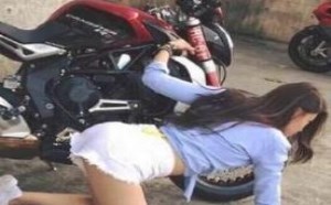 美女扒下，这是想让人骑上去吗？