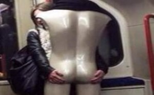 美女，你手上抱个裸体男模好不雅观哦