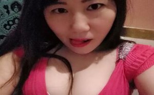 美女你的奶好白好大好圆，摸起来好舒服哦！