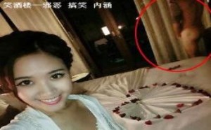 美女刚和男人滚完床单就忍不住发自拍图