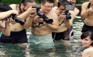 一群摄影师围着洗澡的美女拍起生理反应图片