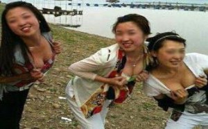 几天美女扒开衣服比胸大