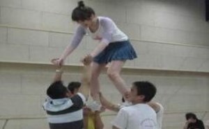 美女穿裙子练什么功？下面都被男人看光光了