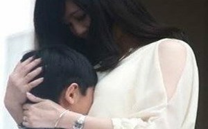 美女放开这位小男孩让我来，包你满意！