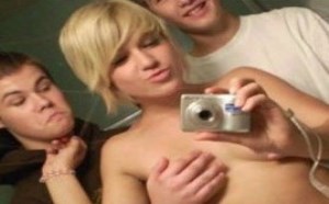 美女这样让男人摸奶拍照真的好吗