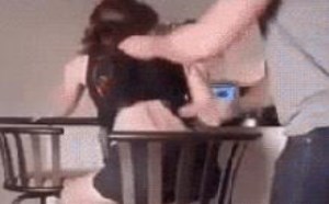 搞笑啦邪恶gif动态图 美女脱去衣被男人恶搞