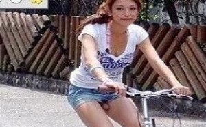 美女这下糗大咯！自行车一定要慎选坐垫颜色