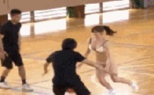 我要报名和比基尼美女一起打篮球