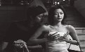 美女穿低胸被男子偷窥GIF动态图 美女穿低胸被男子偷窥GIF动态图