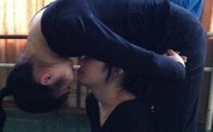 舞蹈美女亲吻姿势真是与人不同