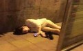 路边惊现光屁屁妹子睡觉，有意者快来认领