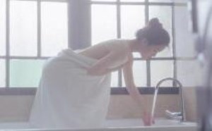 本美女要洗澡 男人们不要偷看哦