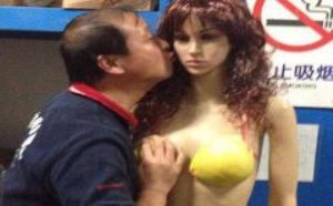 糗事百科图片：男人单身久了，看到女人就想扑上去