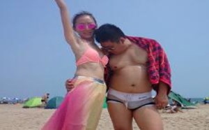 沙滩美女与野兽疯狂吃奶图片大全