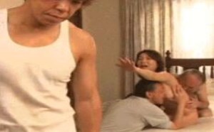 3P男人搞女人很暴力很黄动态图片GIF	