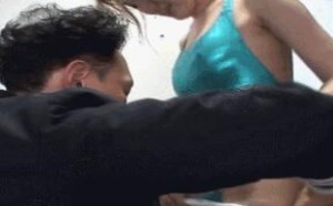 2个男人帮美女脱裤子恶搞好色视频