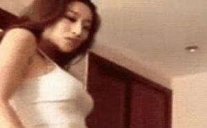 美女头发甩甩屁股扭扭最妩媚GIF动态图
