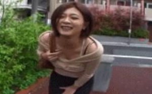 性感超短裙美女被袭击蹲下