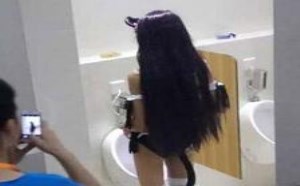 美女站着撒尿正面被偷拍动态图