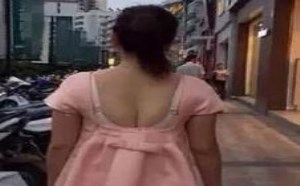 美女大胆露胸给观众看，是不是傻眼啦！