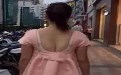 美女大胆露胸给观众看,是不是傻眼啦! 美女大胆露胸给观众看,是不是傻眼啦!