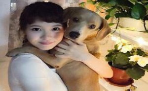 美女与狗狗拥抱在一起唯美图片