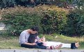 小情侣公园秀恩爱 虐死旁边的单身狗 小情侣公园秀恩爱 虐死旁边的单身狗