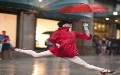 大雨中妹子跑步姿势美出新高度