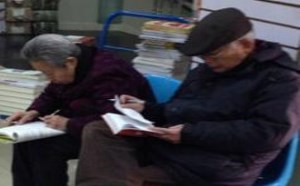 社会百态图片：学识是无穷尽的 要活到老学到老